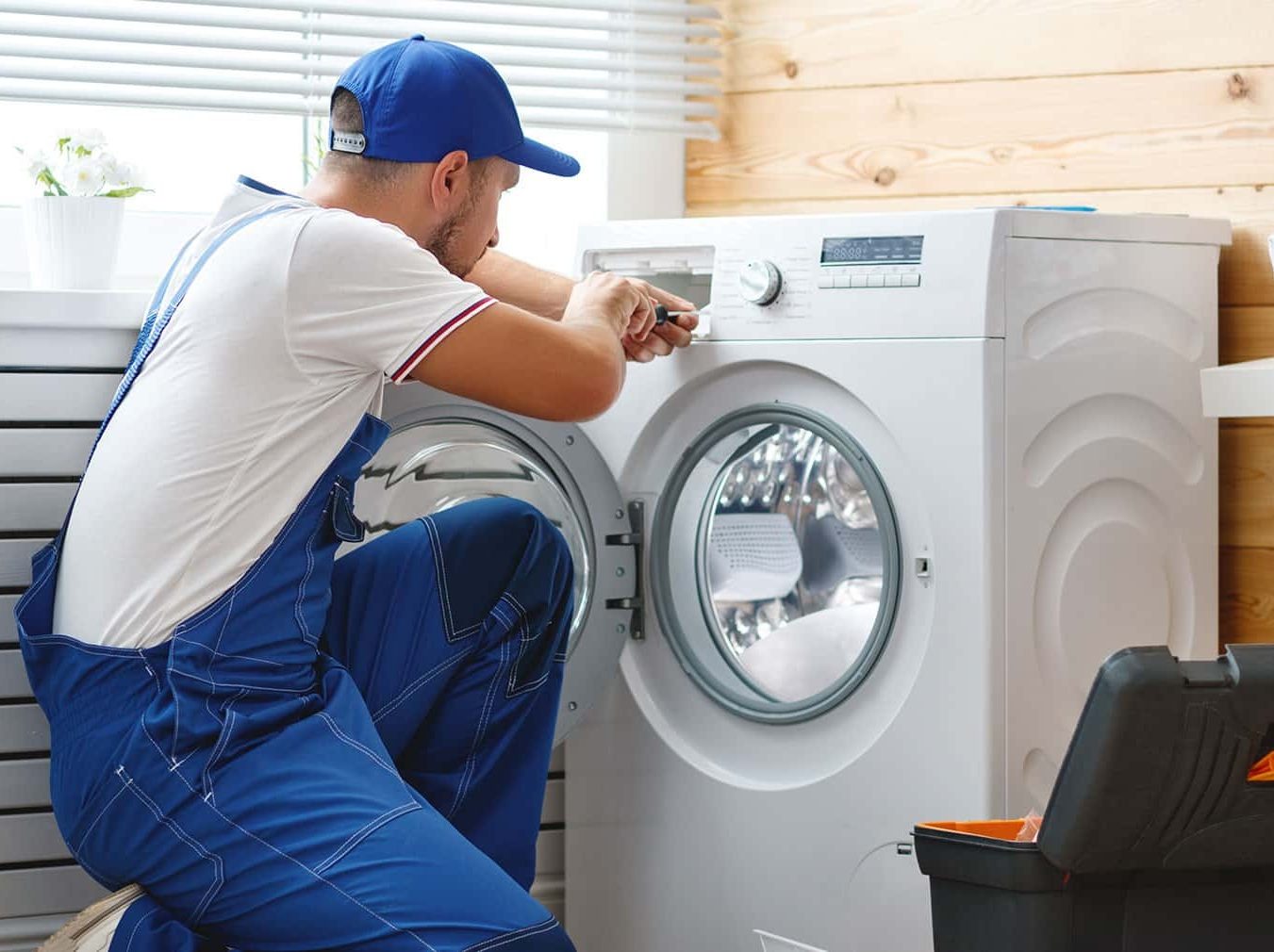 Técnico del servicio técnico Electrolux reparando electrodoméstico en Valencia